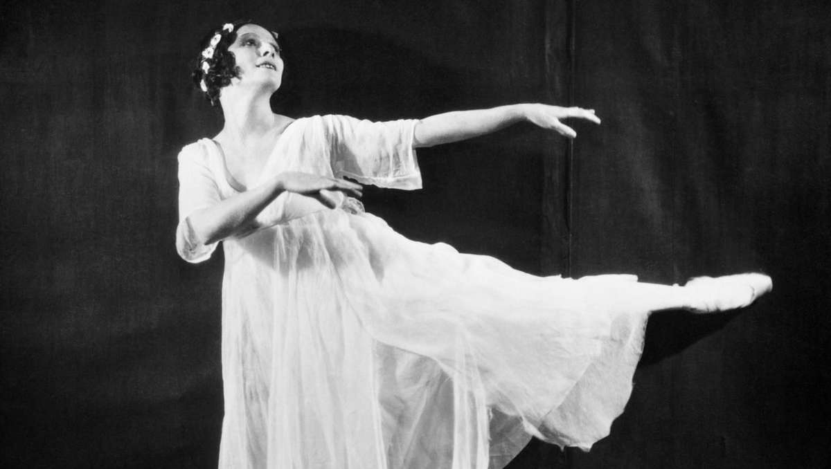 Anna Pavlova performing The Dying Swan, arms curved and expression focused in the iconic solo