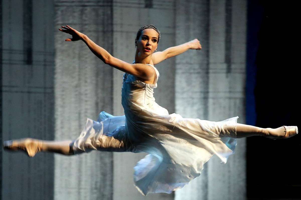 Young Diana Vishneva in a Vaganova method class, practicing at the barre with focused alignment