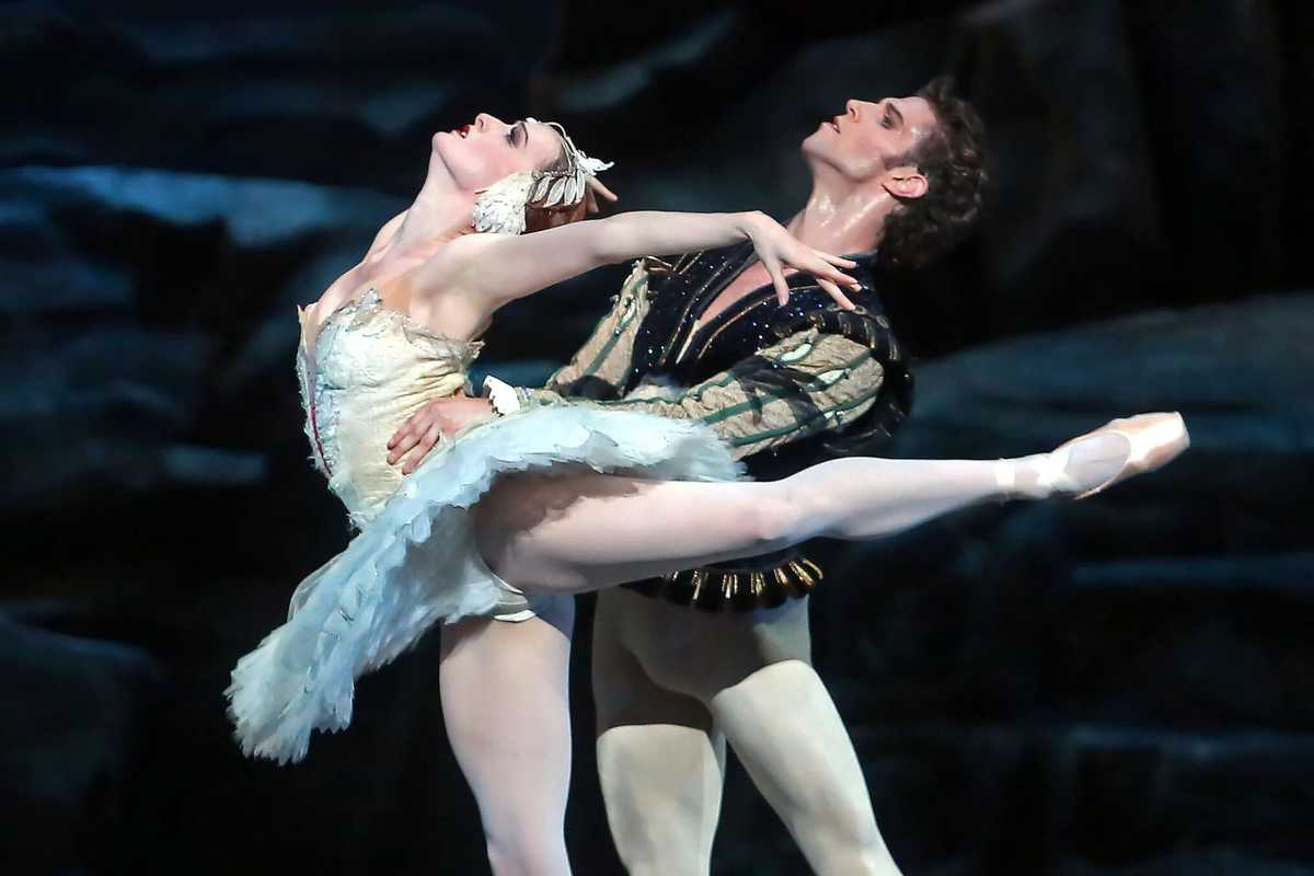 Close-up of Gillian Murphy's feet en pointe, emphasizing precise alignment and secure balance on the tips of her toes